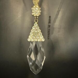 Elegant Gold and Crystal Pendant Necklace